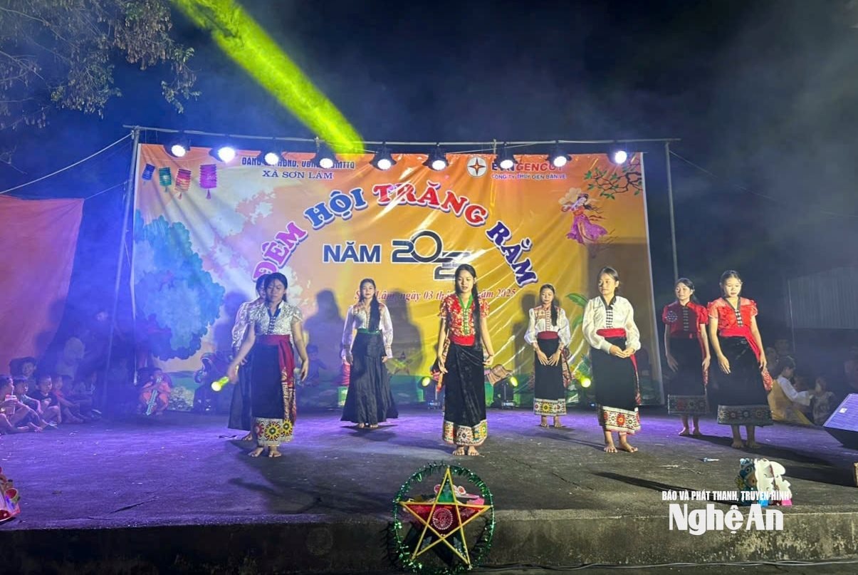 ការសម្តែងសិល្បៈនៅពិធីបុណ្យពាក់កណ្តាលរដូវស្លឹកឈើជ្រុះឆ្នាំ 2025 នៅឃុំ Son Lam (រួមបញ្ចូលគ្នាពីឃុំ Thanh Son និង Ngoc Lam នៃស្រុក Thanh Chuong ចាស់)។ រូបថត៖ TD