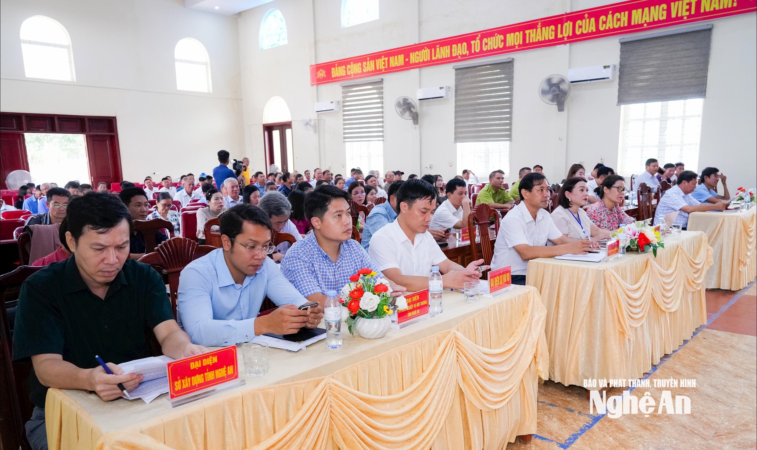  Các đại biểu tham dự hội nghị tiếp xúc cử tri. Ảnh: TL