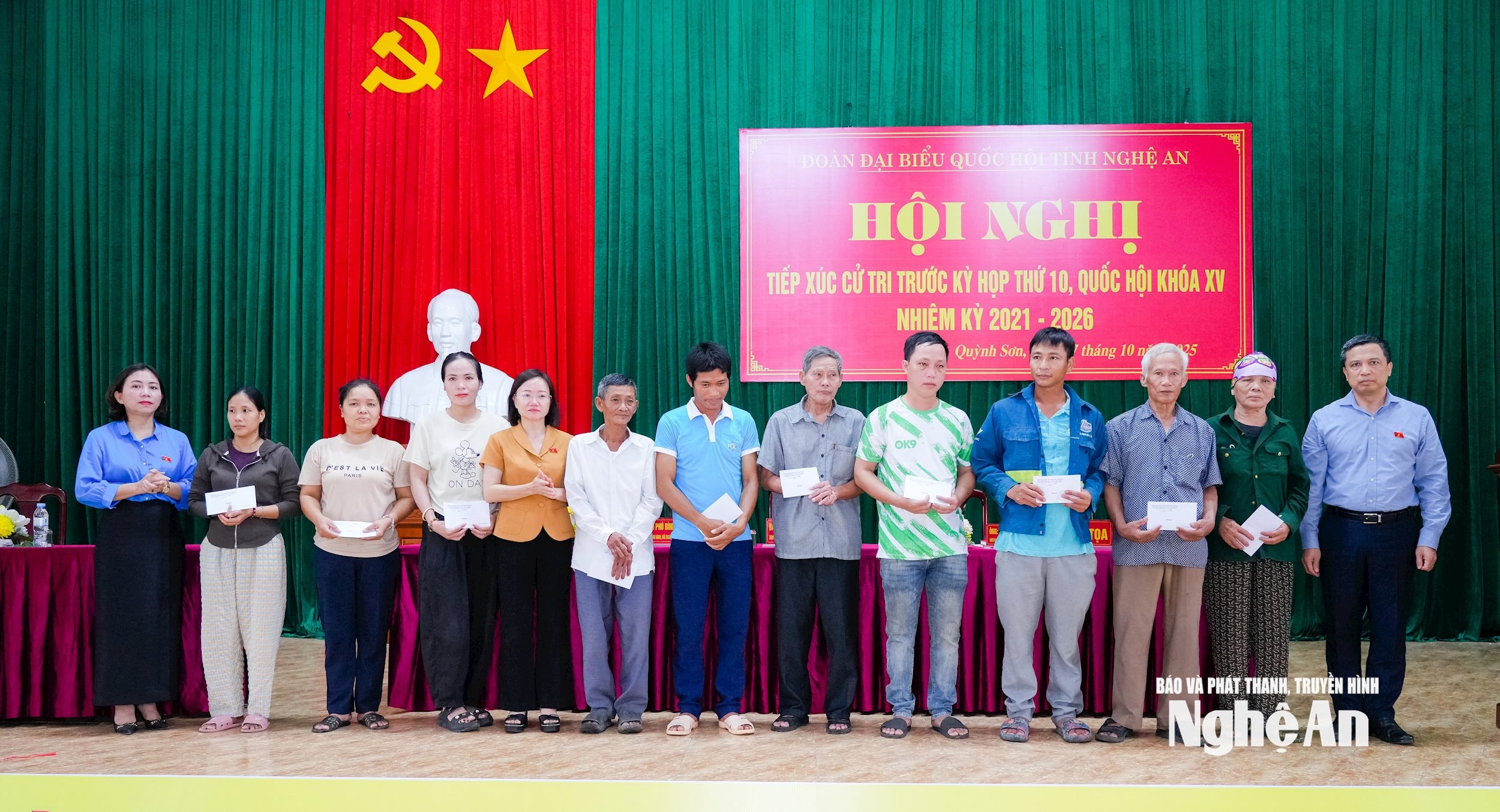  Đoàn ĐBQH tỉnh Nghệ An trao quà hỗ trợ cho các hộ khó khăn trên địa bàn. Ảnh: TL