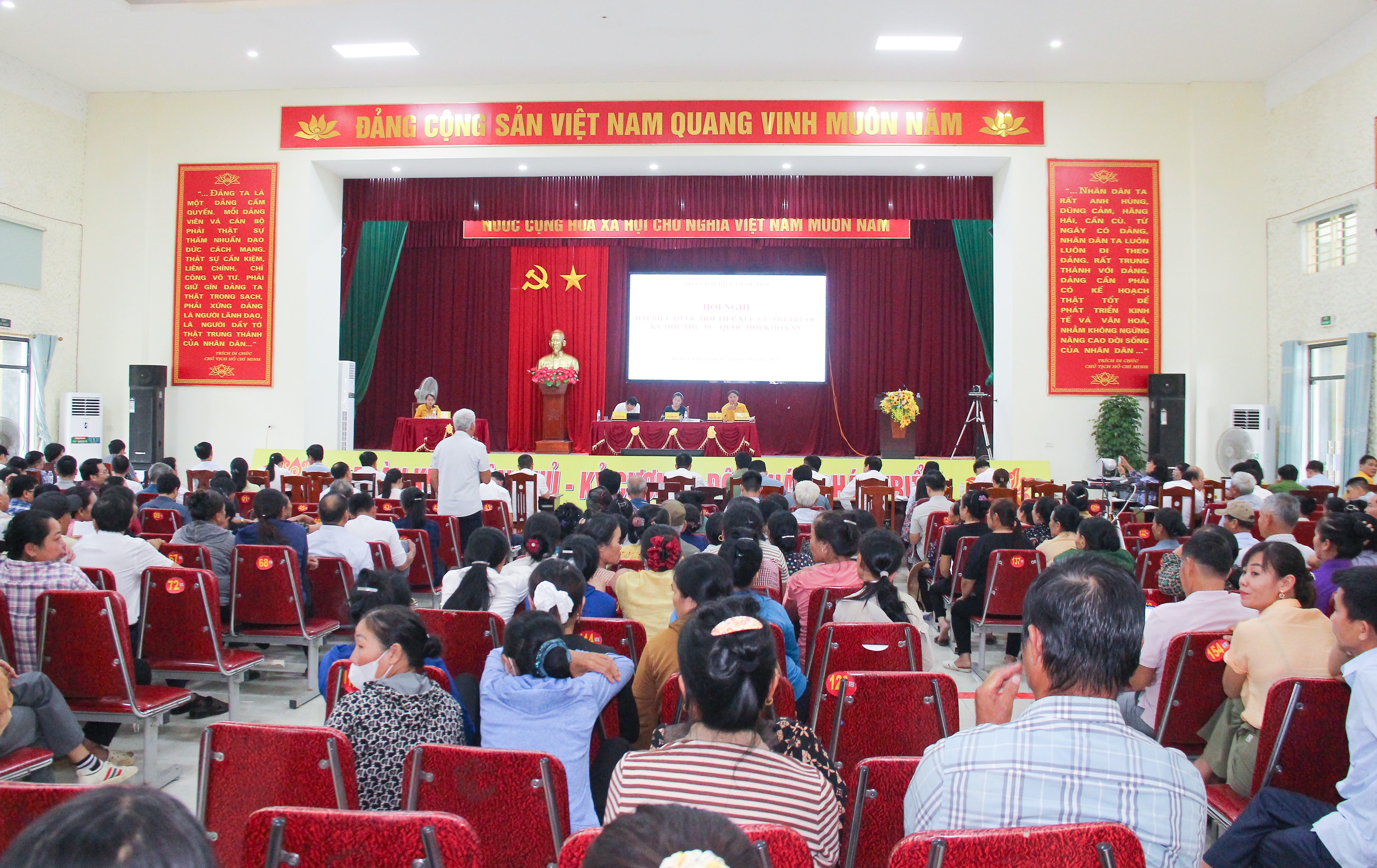  Quang cảnh hội nghị tiếp xúc cử tri. Ảnh Mai Hoa