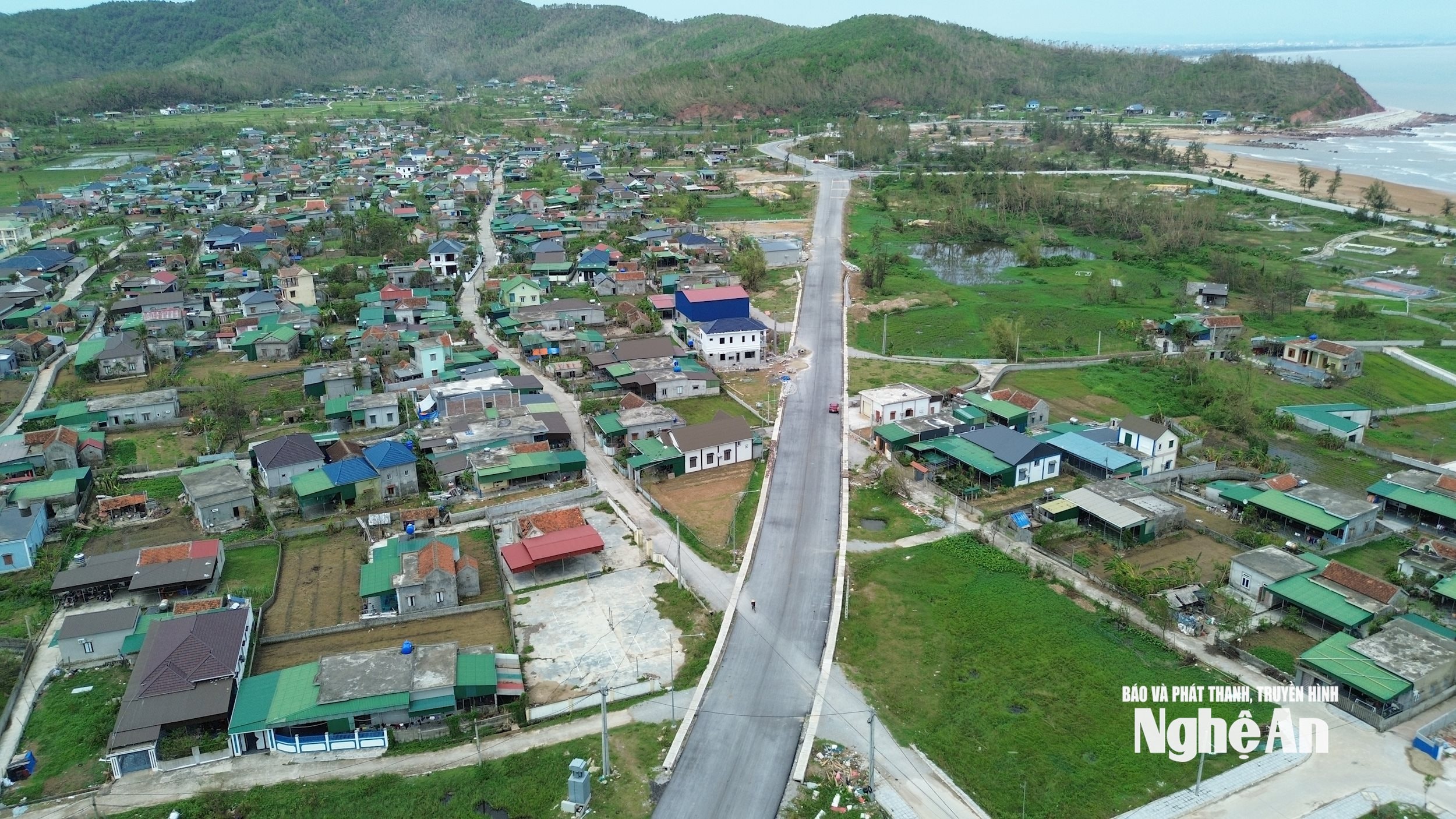 Tuyến đường ven biển đoạn đi qua xóm Đông Sơn, xã Hải Lộc nhìn từ trên cao. Ảnh: Tiến Đông