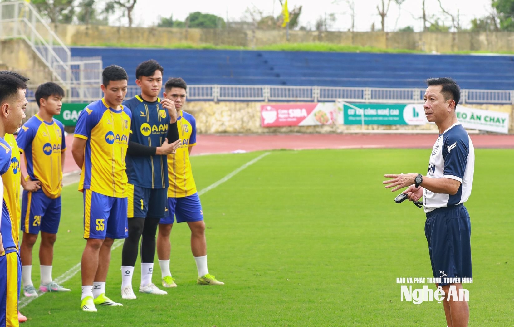 HLV Văn Sỹ Sơn trao đổi với các cầu thủ SLNA. Ảnh: Chung Lê