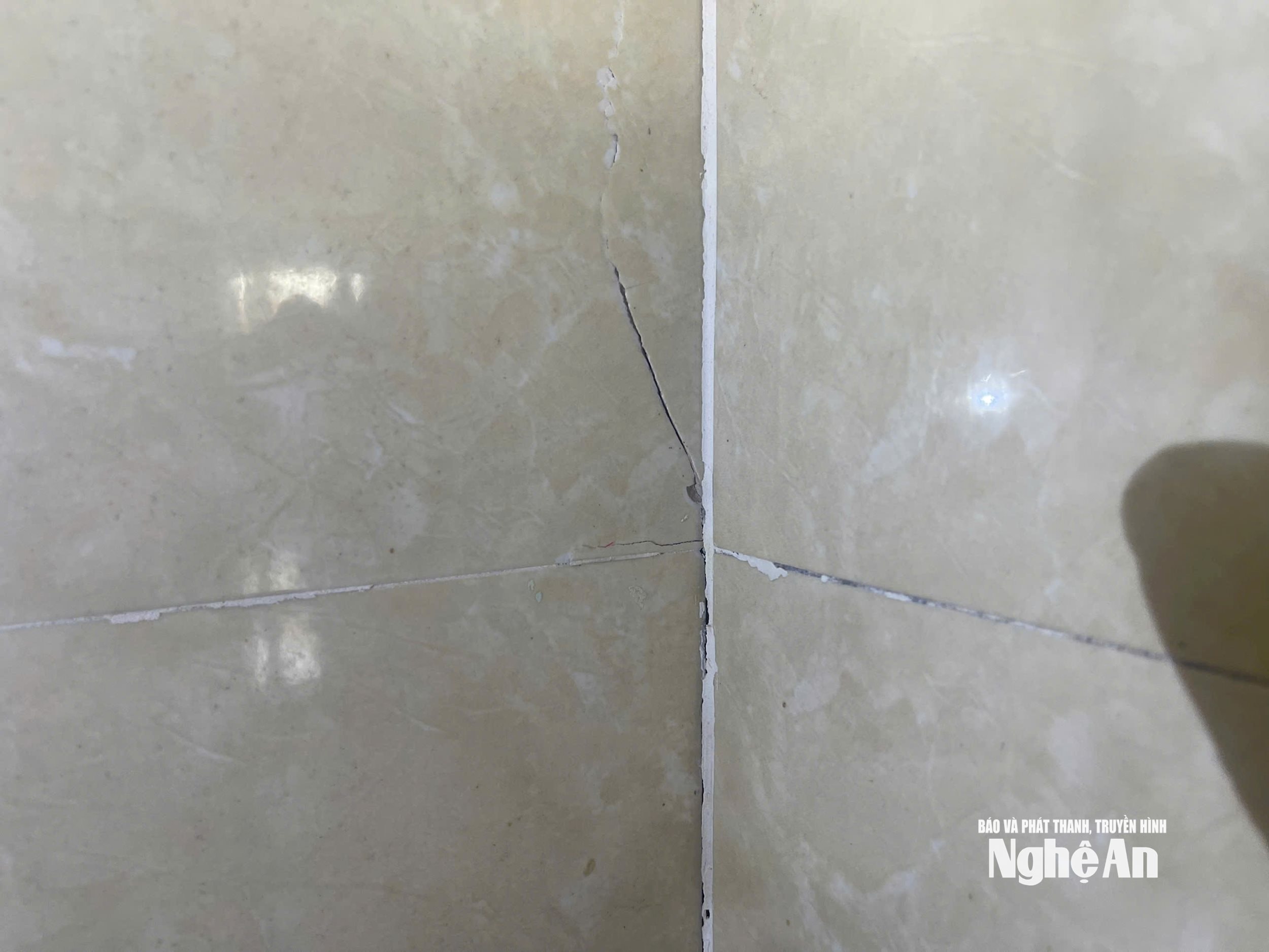 Một vết nứt trên tường nhà người dân. Ảnh: Tiến Đông