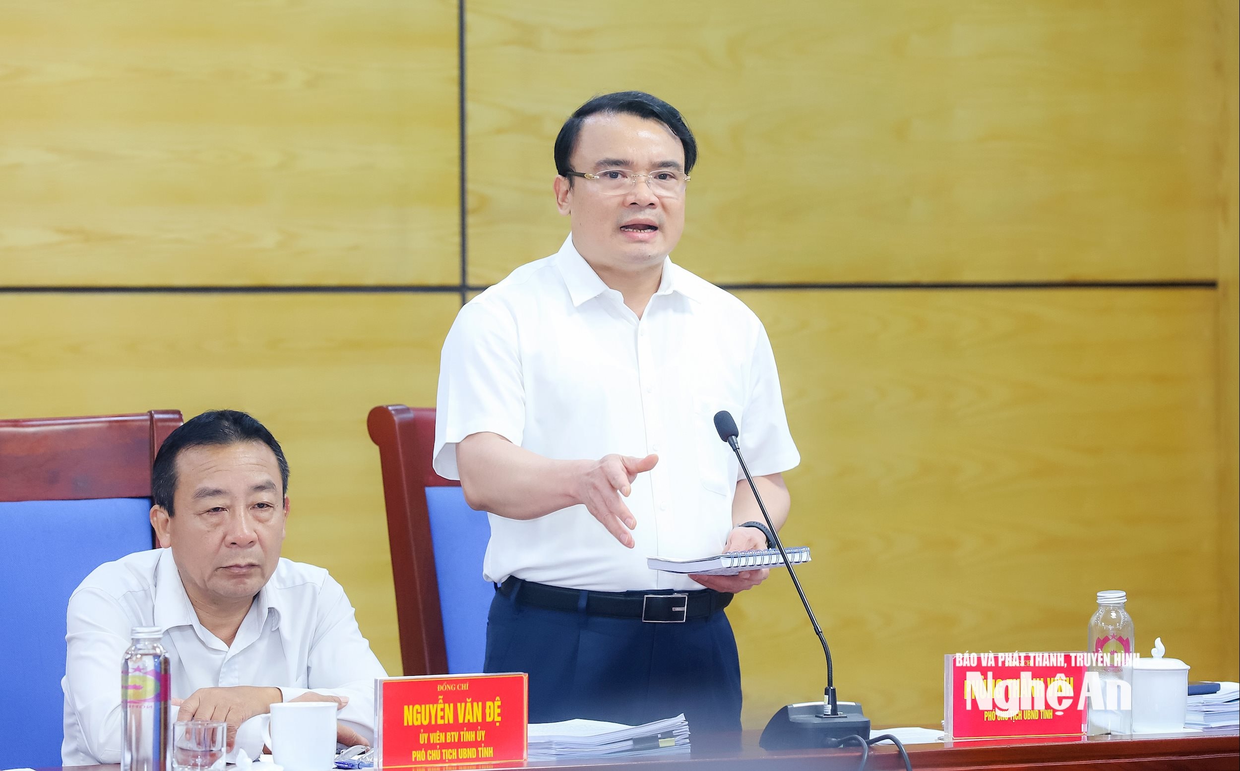 Đồng chí Phùng Thành Vinh - Ủy viên Ban Chấp hành Đảng bộ tỉnh, Phó Chủ tịch UBND tỉnh phát biểu tại cuộc làm việc. Ảnh: Thành Duy