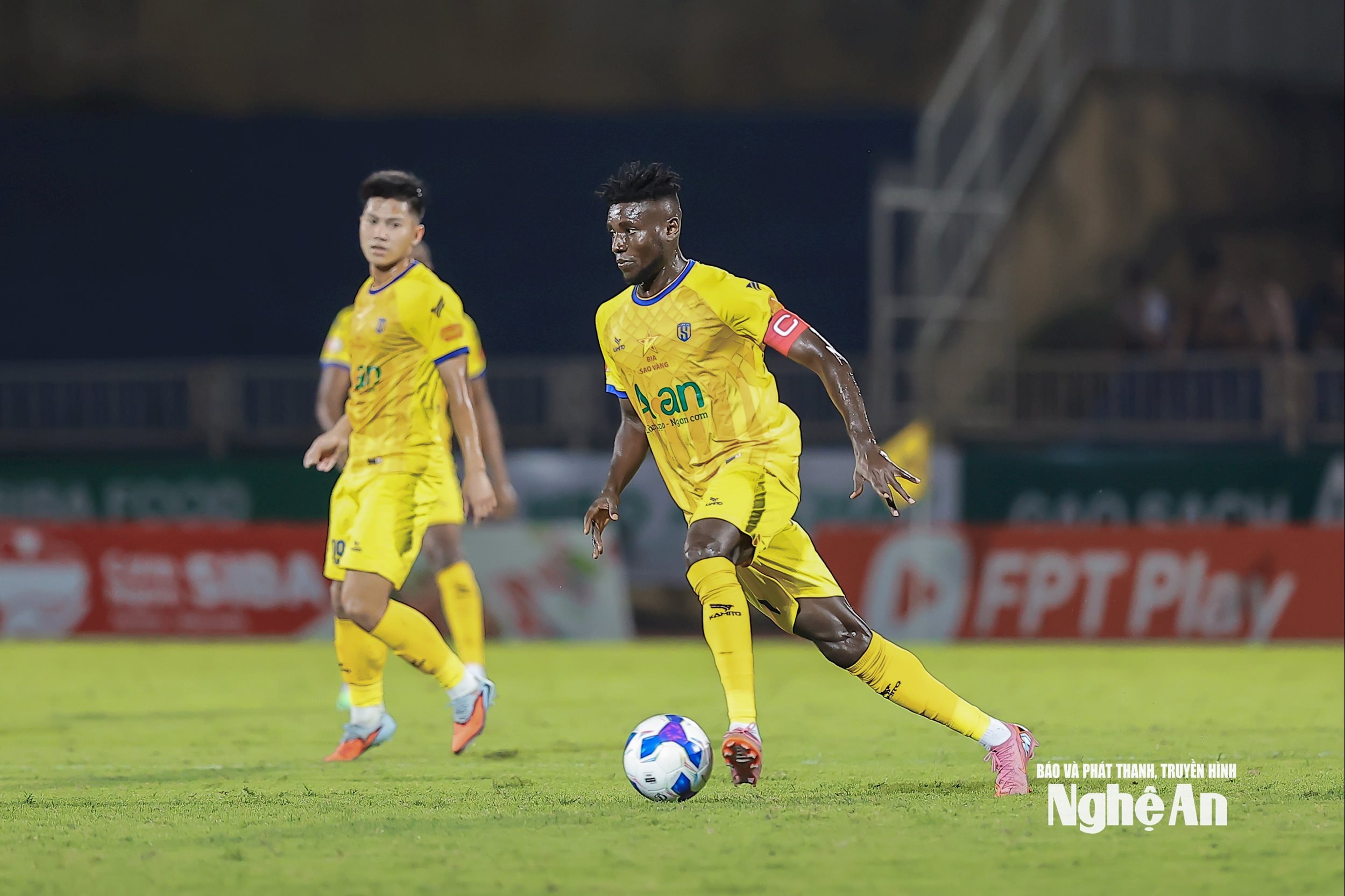 Tiền đạo Michael Olaha vẫn sẽ là quân bài quan trọng của Sông Lam Nghệ An dưới thời huấn luyện viên Văn Sỹ Sơn. Ảnh tư liệu: Xuân Thủy