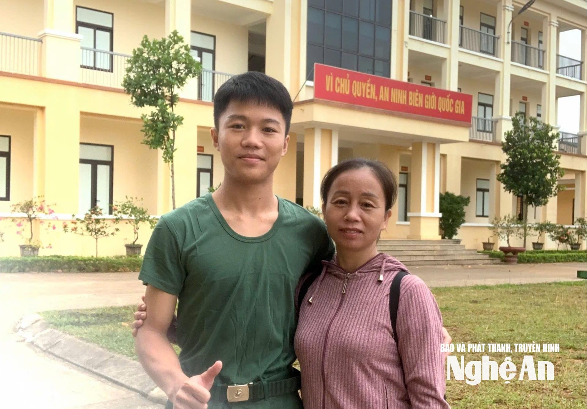Bằng và mẹ trong những ngày đầu nhập học tại Học viện Biên phòng. Ảnh: NVCC