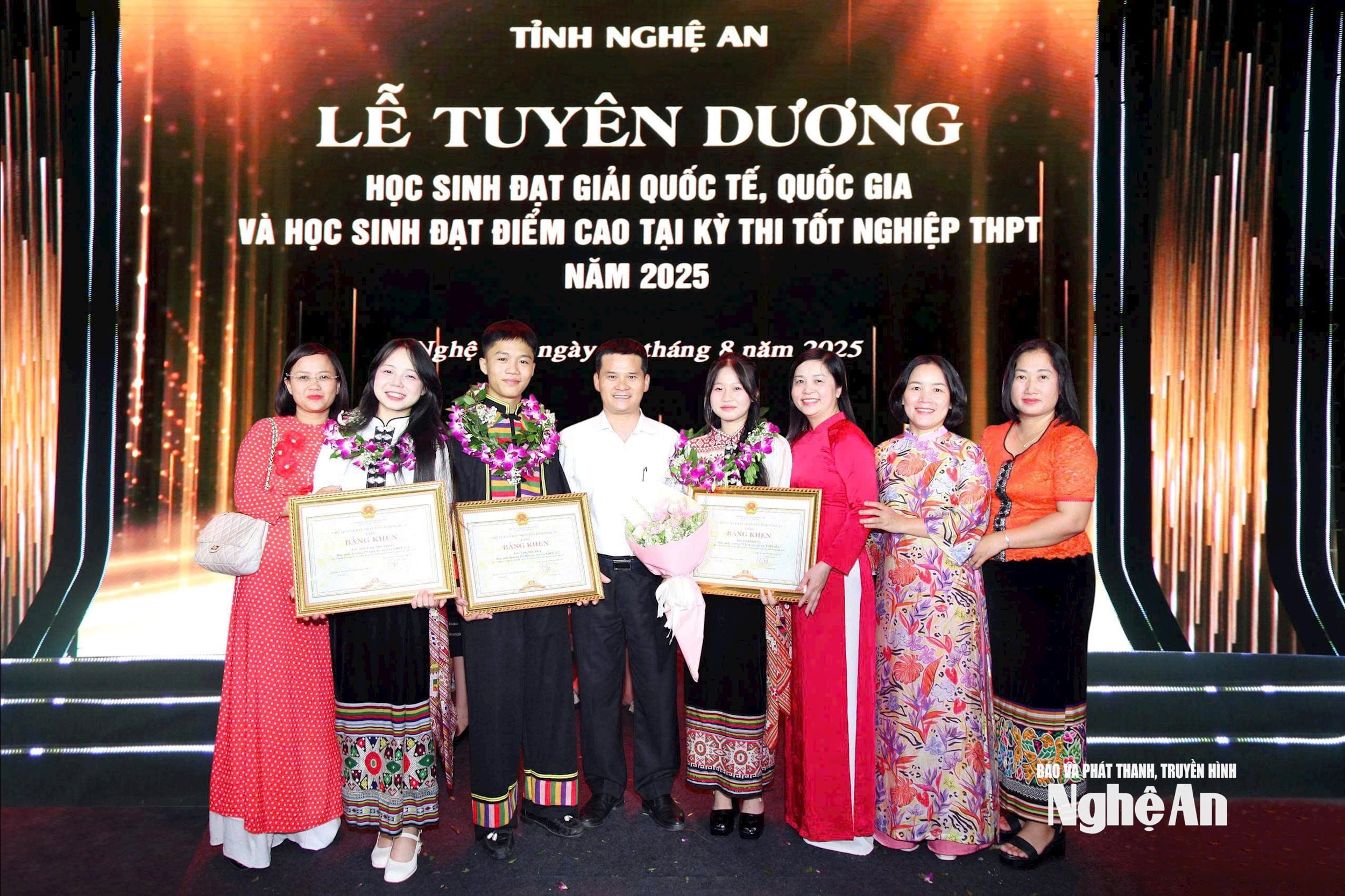 Em Lang Đức Bằng chụp ảnh với các giáo viên của Trường PT DTNT THPT số 2 tại lễ tuyên dương học sinh đạt điểm cao của UBND tỉnh. Ảnh: NTCC