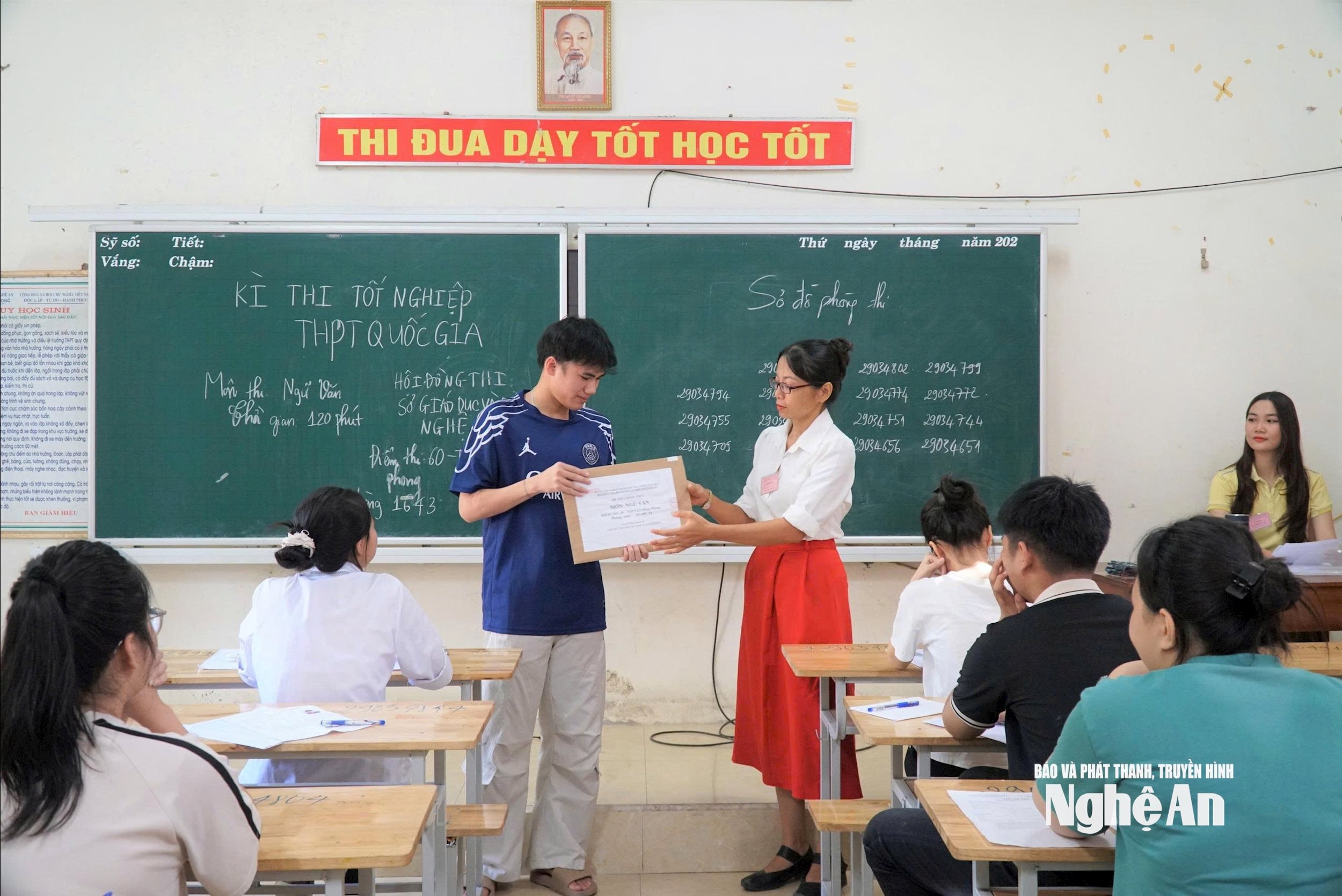 Học sinh Nghệ An đã có một mùa thi thành công với kết quả thi tốt nghiệp và điểm môn Ngữ văn dứng đầu cả nước. Ảnh - Mỹ Hà