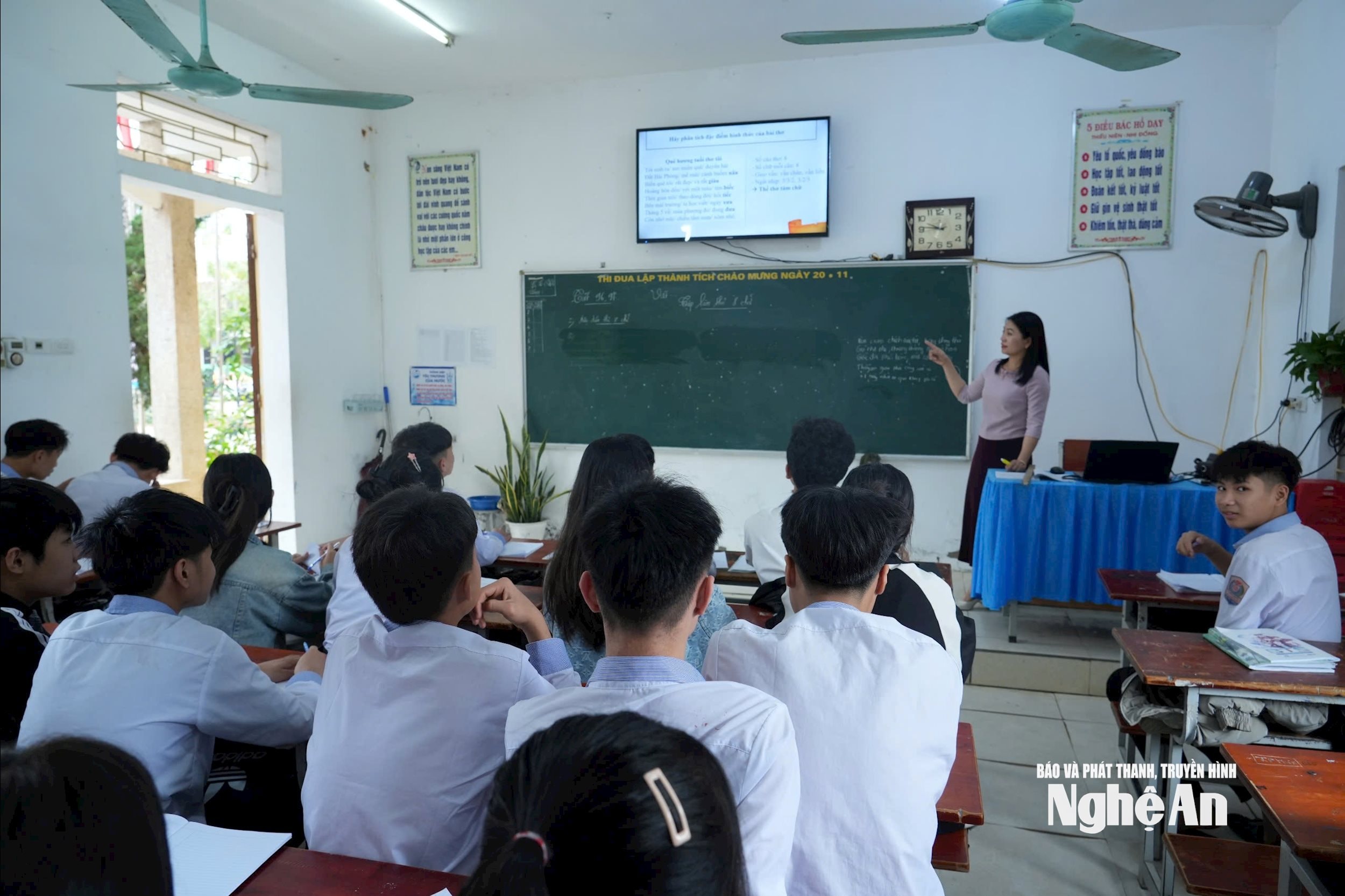 Một tiết ôn thi miễn phí của học sinh Trường THCS Hồ Tông Thốc. Ảnh - Mỹ Hà