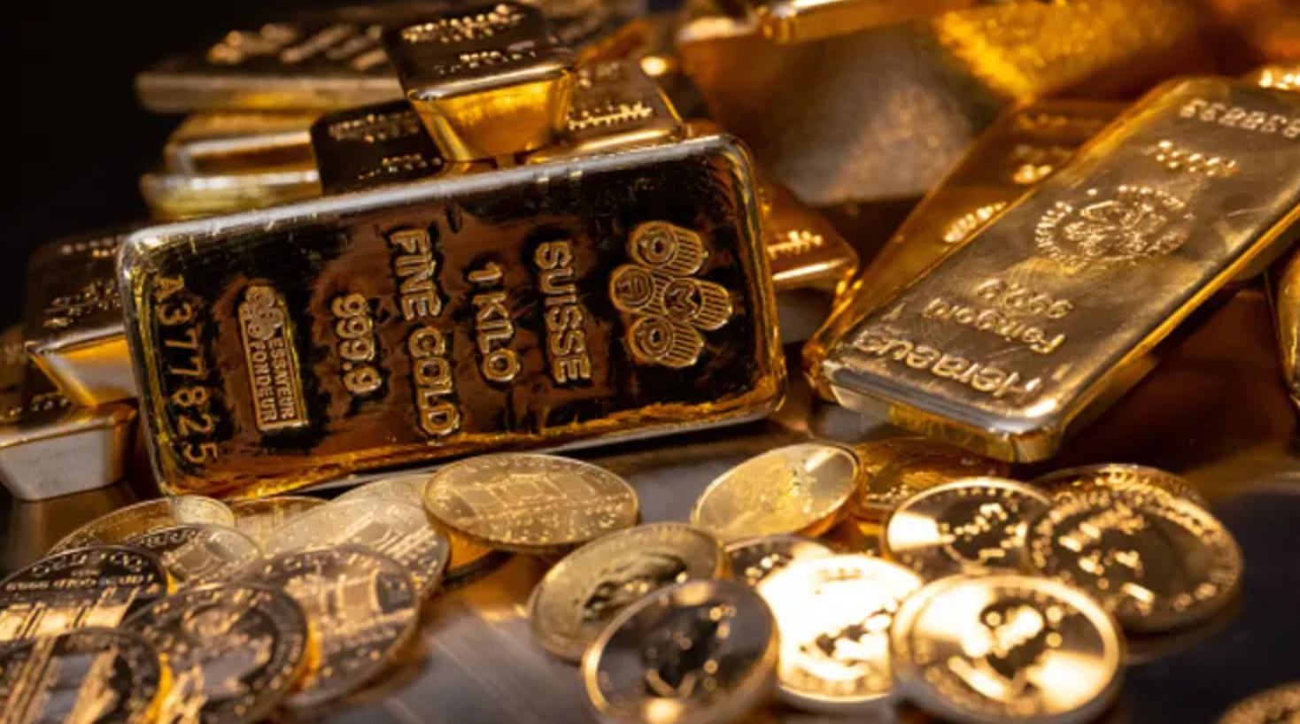 Giá vàng thế giới lần đầu tiên vượt mốc 4000 USD/ounce
