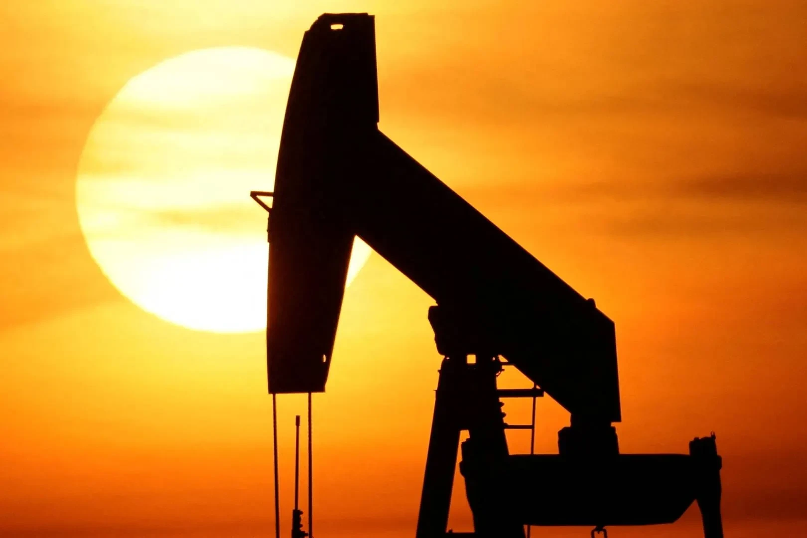 Giá xăng dầu hôm nay 10/10/2025: Lao dốc xuống dưới ngưỡng 20.000 đồng