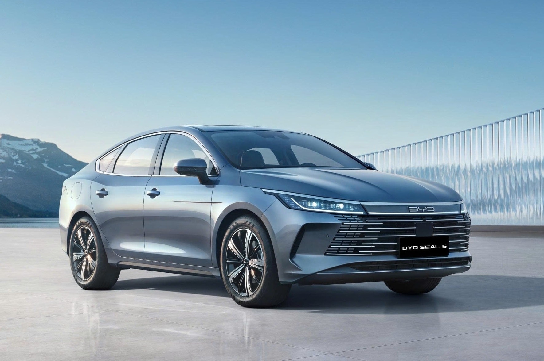 BYD Seal 5 là mẫu sedan cỡ C sử dụng công nghệ plug-in hybrid DM-i.