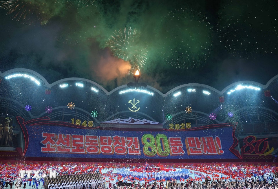 Chương trình biểu diễn nghệ thuật Kỷ niệm 80 năm thành lập Đảng Lao động Triều Tiên. (Ảnh: Thống Nhất/TTXVN)