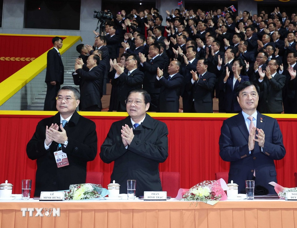 Các thành viên Đoàn cấp cao Việt Nam tham dự Chương trình biểu diễn nghệ thuật kỷ niệm 80 năm thành lập Đảng Lao động Triều Tiên. (Ảnh: Thống Nhất/TTXVN)