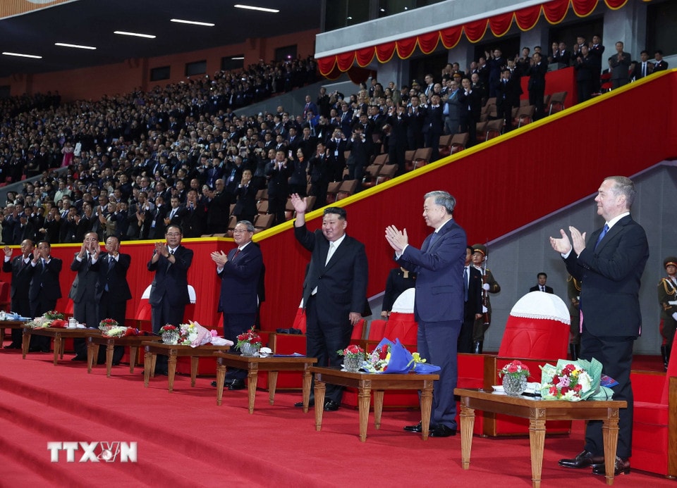 Tổng Bí thư, Chủ tịch Quốc vụ Triều Tiên Kim Jong Un và Tổng Bí thư Tô Lâm cùng lãnh đạo các nước tham dự Chương trình. (Ảnh: Thống Nhất/TTXVN)