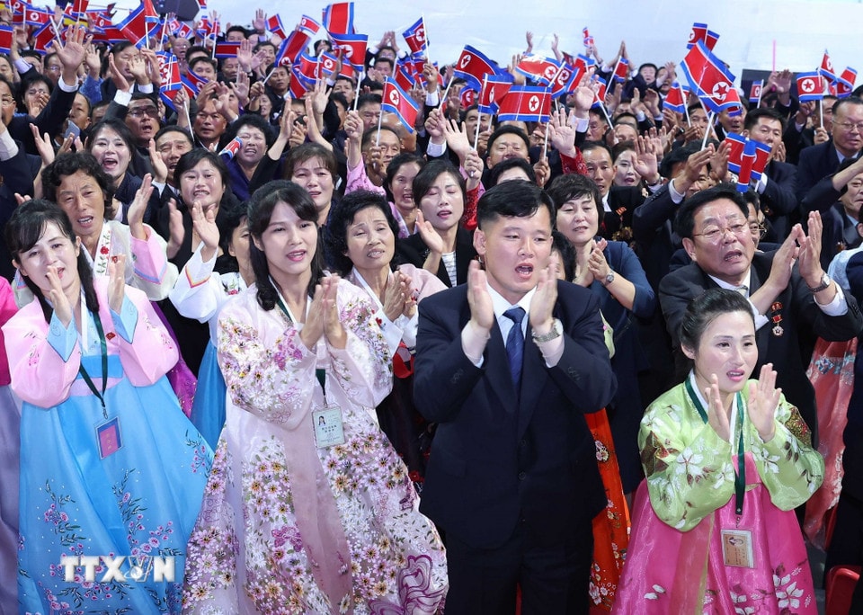 Quần chúng nhân dân Triều Tiên tham dự Chương trình biểu diễn nghệ thuật. (Ảnh: Thống Nhất/TTXVN)