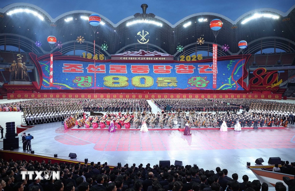 Chương trình biểu diễn nghệ thuật kỷ niệm 80 năm thành lập Đảng Lao động Triều Tiên. (Ảnh: Thống Nhất/TTXVN)