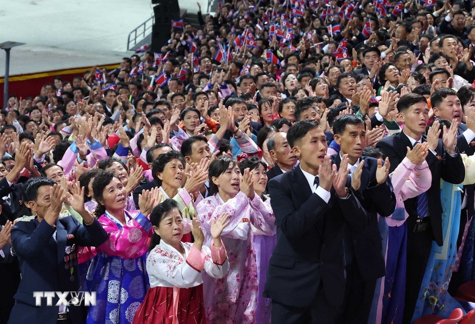 Quần chúng nhân dân Triều Tiên tham dự Chương trình biểu diễn nghệ thuật. (Ảnh: Thống Nhất/TTXVN)