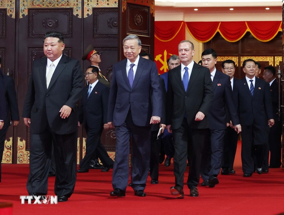 Tổng Bí thư, Chủ tịch Quốc vụ Triều Tiên Kim Jong Un; Tổng Bí thư Tô Lâm; Chủ tịch Đảng nước Nga Thống nhất, Phó Chủ tịch Hội đồng an ninh Liên bang Nga Dmitry Medvedev cùng các đại biểu tham dự Chương trình. (Ảnh: Thống Nhất/TTXVN)