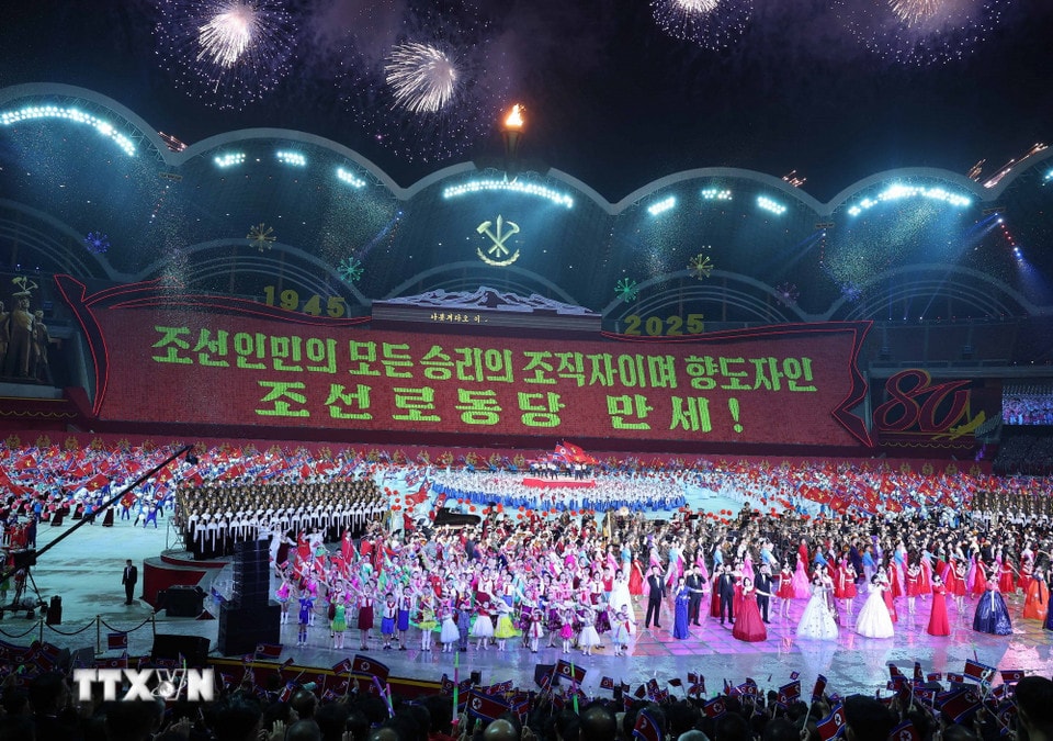Chương trình biểu diễn nghệ thuật Kỷ niệm 80 năm thành lập Đảng Lao động Triều Tiên. (Ảnh: Thống Nhất/TTXVN)