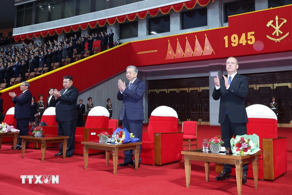 (Từ trái qua): Thủ tướng Trung Quốc Lý Cường; Tổng Bí thư, Chủ tịch Quốc vụ Triều Tiên Kim Jong Un; Tổng Bí thư Tô Lâm và Chủ tịch Đảng nước Nga Thống nhất, Phó Chủ tịch Hội đồng an ninh Liên bang Nga Dmitry Medvedev tham dự Chương trình. (Ảnh: Thống Nhất/TTXVN)