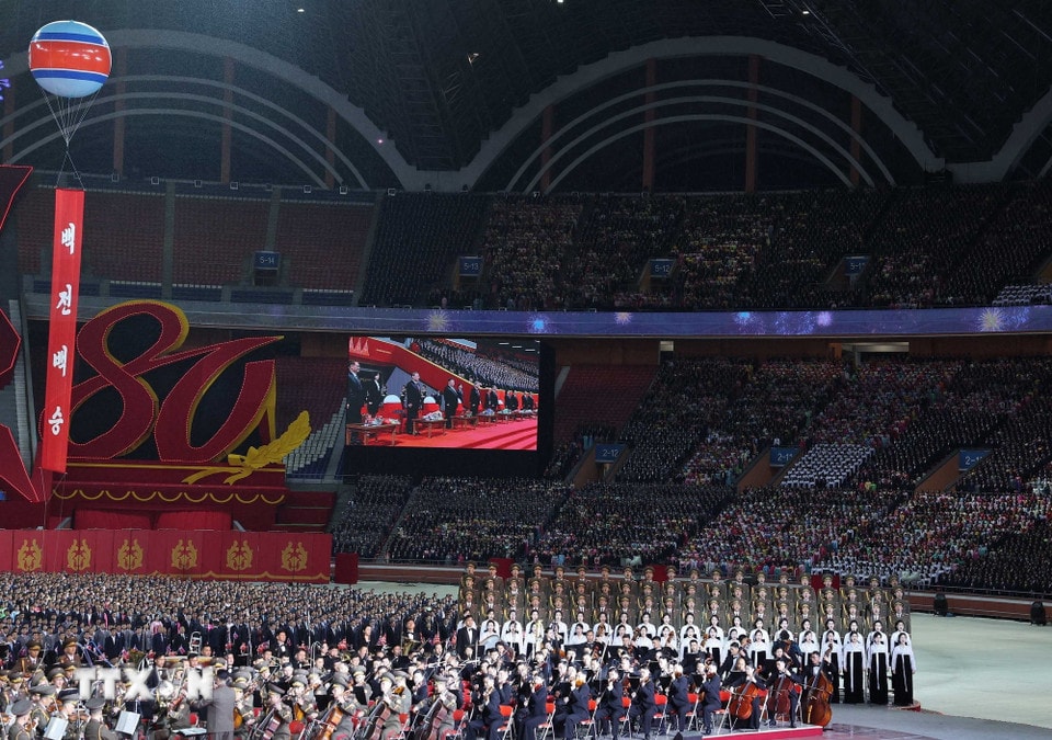 Chương trình biểu diễn nghệ thuật Kỷ niệm 80 năm thành lập Đảng Lao động Triều Tiên. (Ảnh: Thống Nhất/TTXVN)