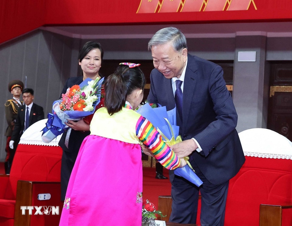 Thiếu nhi Triều Tiên tặng hoa chào mừng Tổng Bí thư Tô Lâm đến dự chương trình biểu diễn nghệ thuật kỷ niệm 80 năm thành lập Đảng Lao động Triều Tiên. (Ảnh: Thống Nhất/TTXVN)