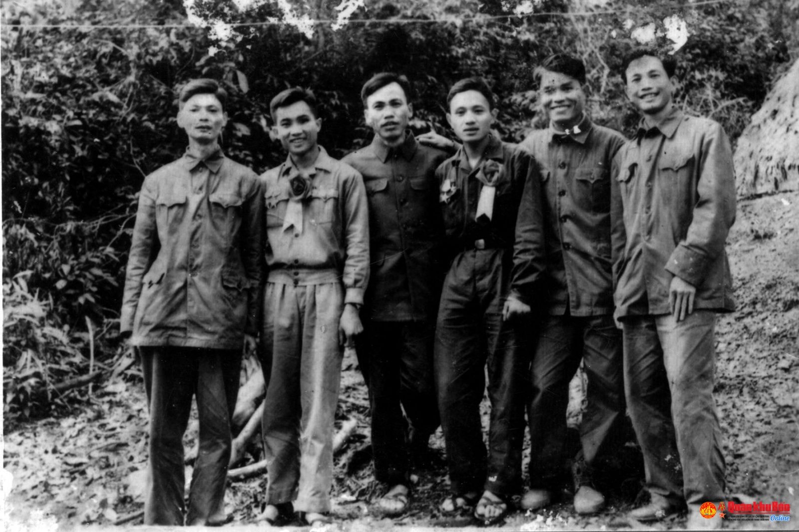 Ban Tuyên huấn Quân khu chụp ảnh lưu niệm với các Anh hùng Trị Thiên tại Đại hội Chiến sĩ thi đua Quân khu Trị Thiên 1972