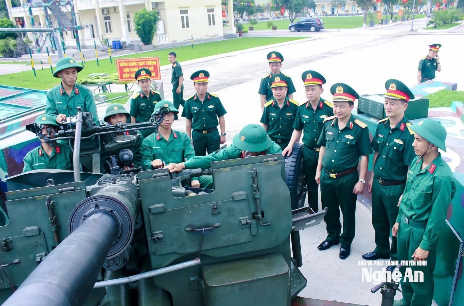 Đồng chí Đoàn Xuân Bường kiểm tra