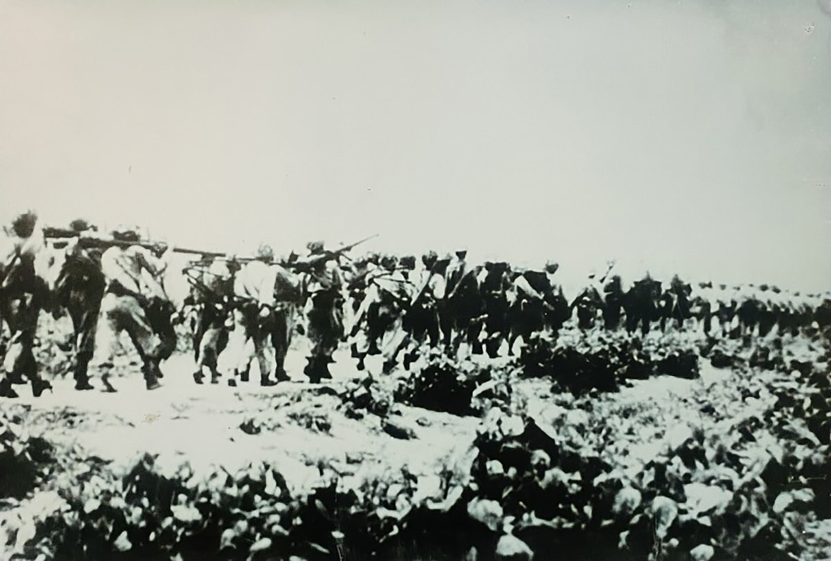 Bộ đội địa phương Thanh Hóa hành quân chi viện cho Mặt trận Điện Biên Phủ, tháng 1-1954. Ảnh tư liệu