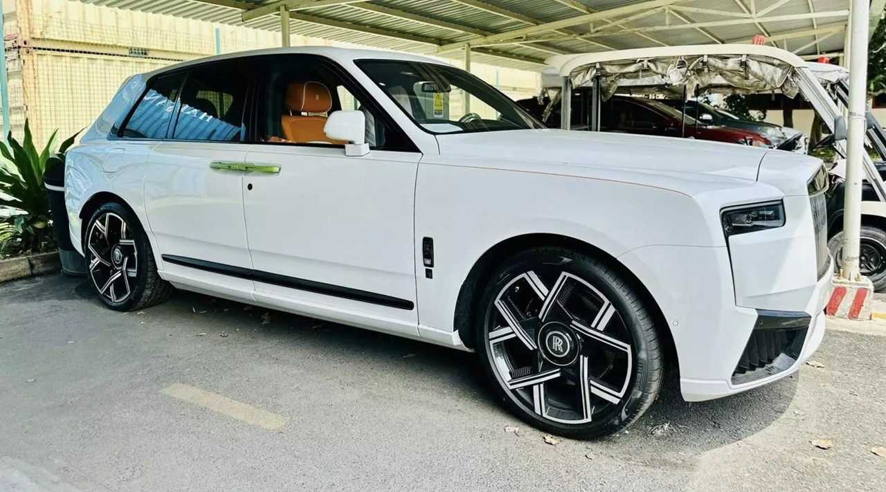 Rolls-Royce Cullinan Black Badge 2025 đầu tiên tại Việt Nam, ngoại thất trắng