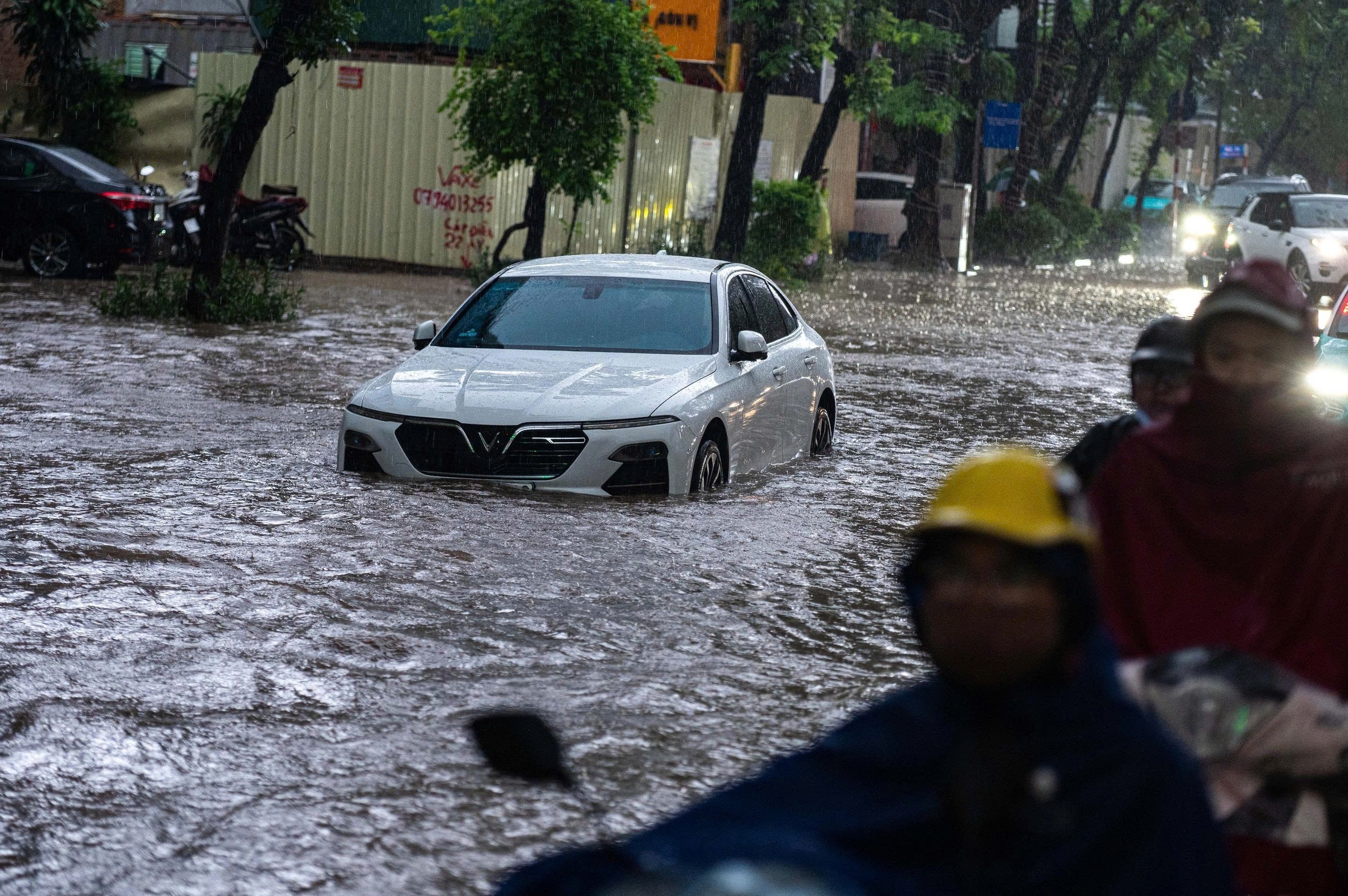 Một chiếc xe VinFast trong khu vực bị ngập nước, minh họa cho các chương trình hỗ trợ của hãng.