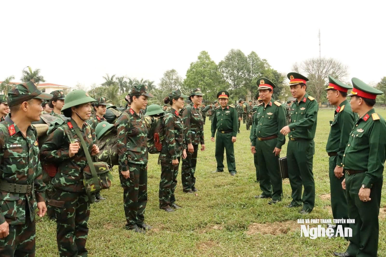 Lãnh đạo QK4 và Bộ CHQS tỉnh Nghệ An thăm hỏi, động viên cán bộ chiến sĩ trong đợt huấn luyện đặc biệt.