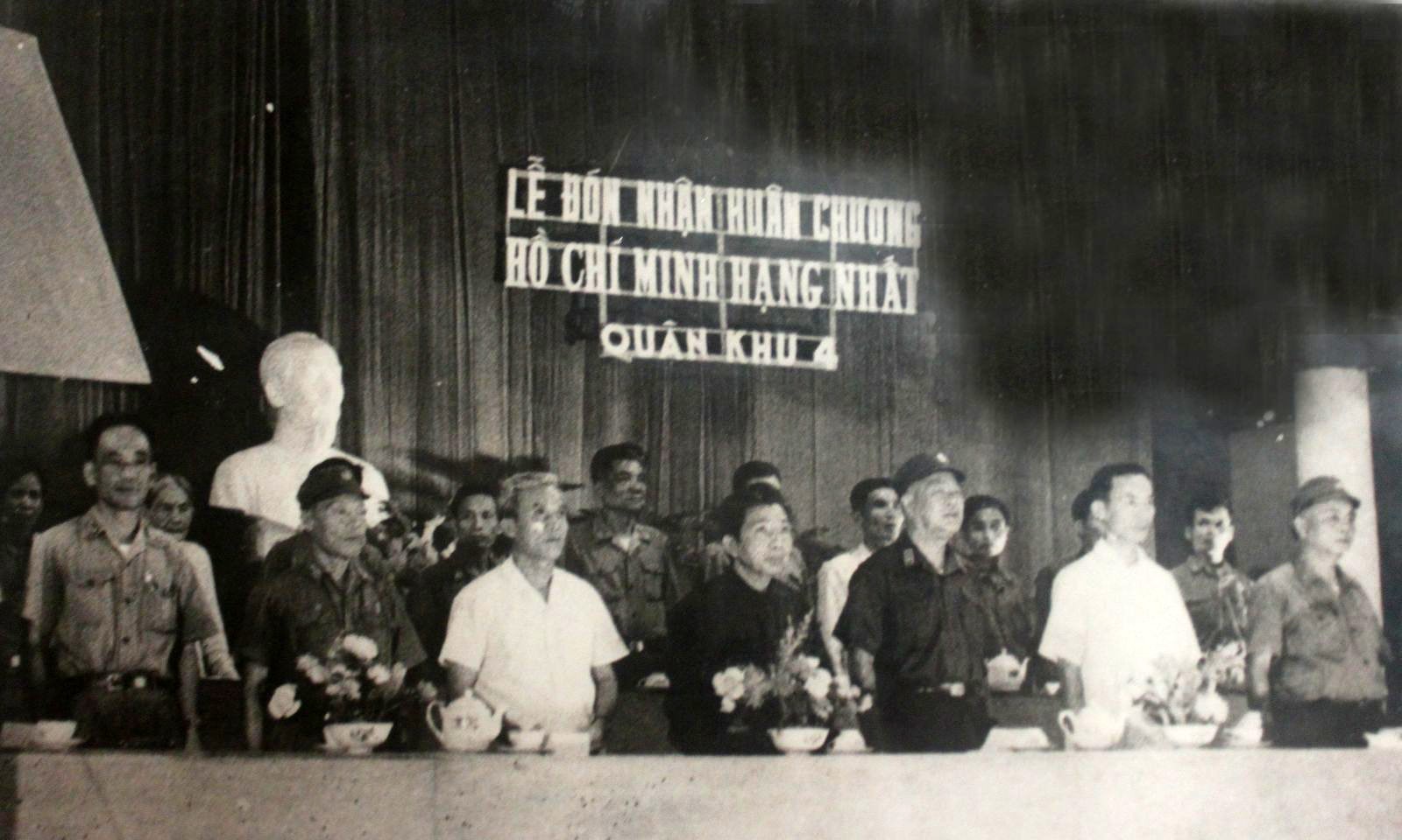 Lễ đón nhận Huân chương Hồ Chí Minh hạng nhất của Chủ tịch nước tặng Quân khu 4, năm 1979