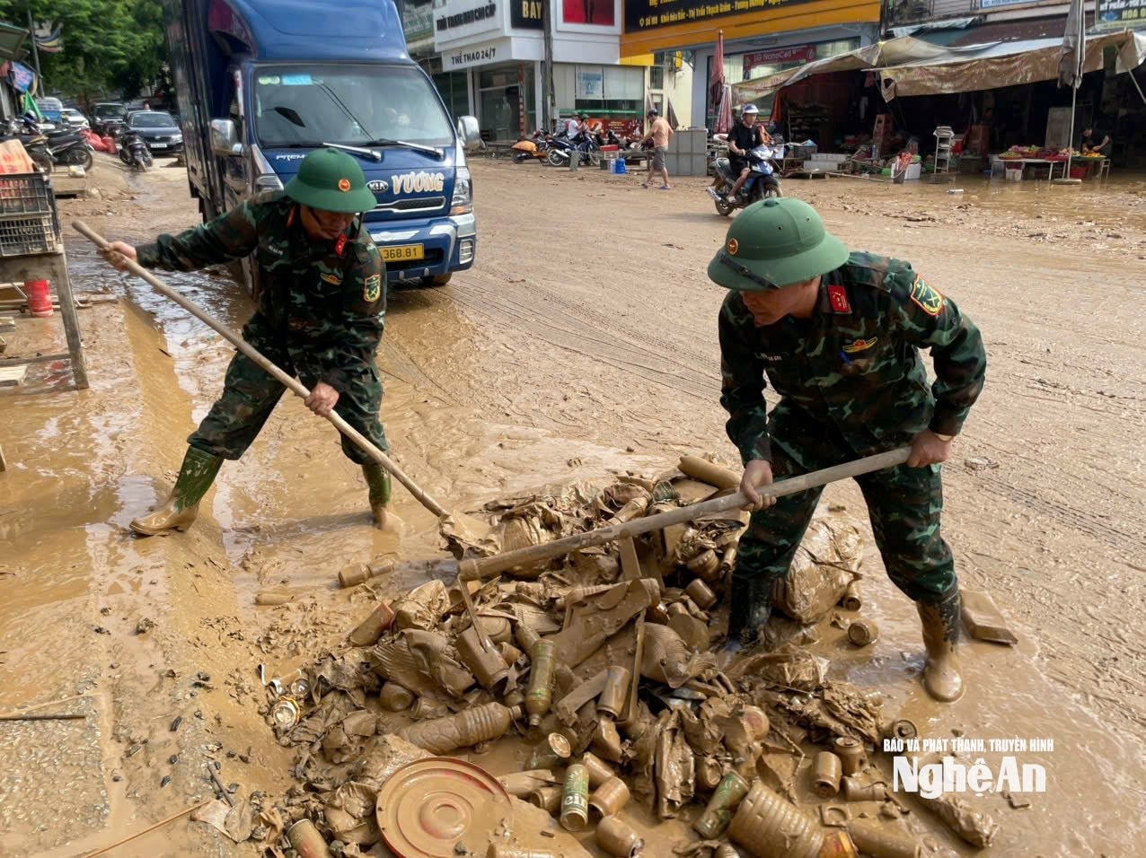 Lực lượng bộ đội đến hỗ trợ bà con dọn dẹp sau lũ. Ảnh Đình Tuân