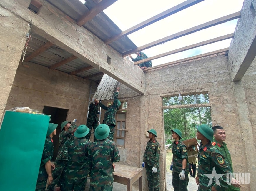 Sư đoàn 968 (Quân khu 4) kịp thời hỗ trợ hơn 40 hộ gia đình xã Ba Lòng (Quảng Trị) khắc phục hậu quả bão số 3