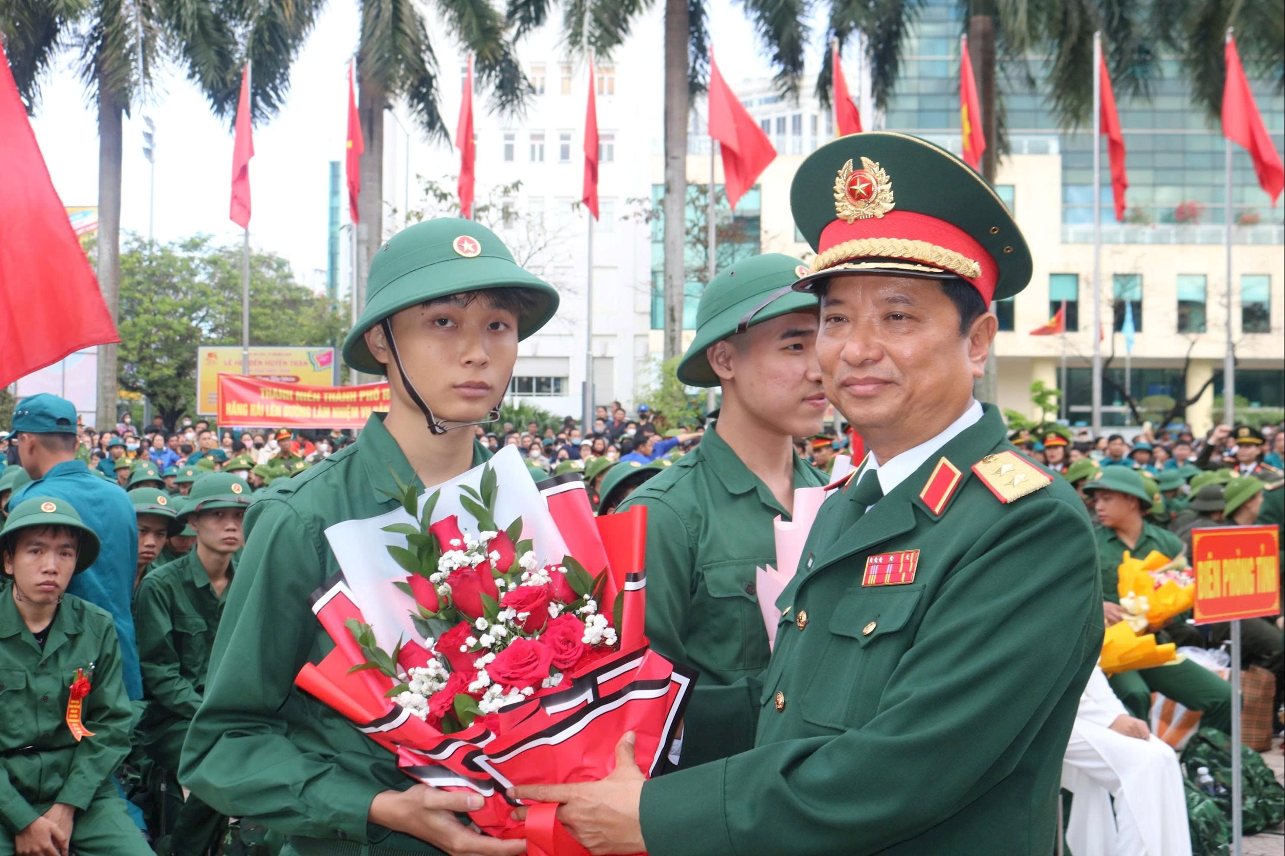 Trung tướng Hà Thọ Bình - Tư lệnh Quân khu tặng hoa, động viên thanh niên thành phố Huế lên đường nhập ngũ