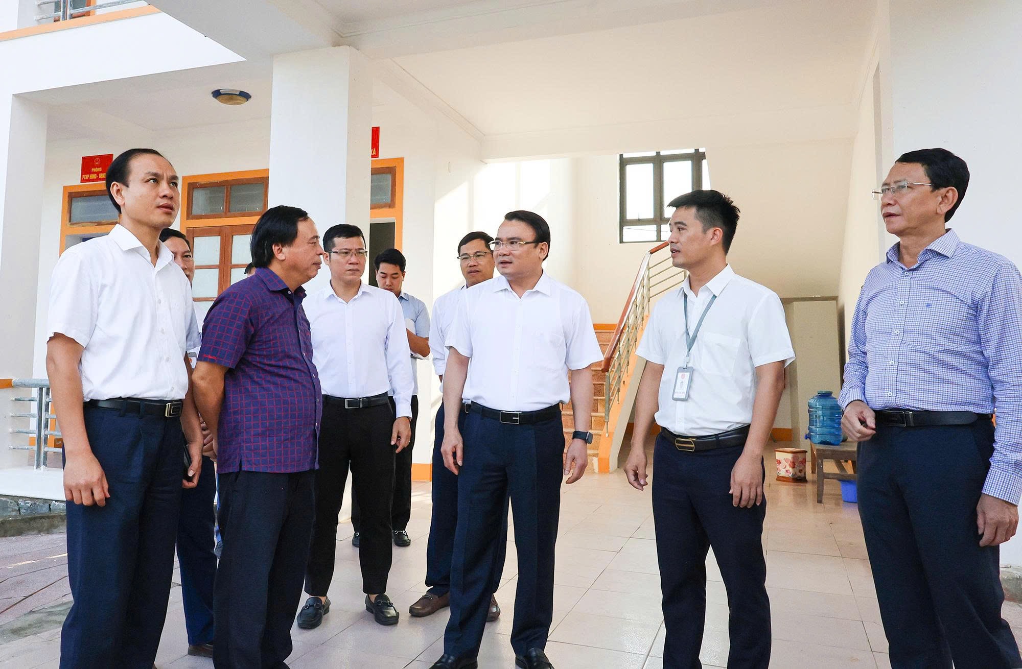 Đoàn công tác của tỉnh tìm hiểu, tháo gỡ khó khăn sau thực hiện chính quyền 2 cấp tại xã Bạch Hà. Ảnh: Thu Huyền