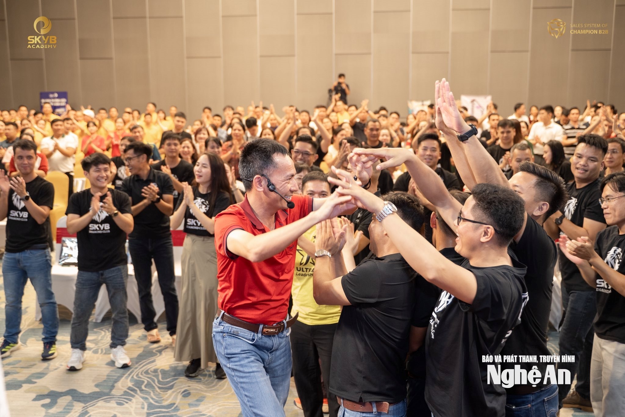 Mai Quốc Bình trong buổi trao đổi