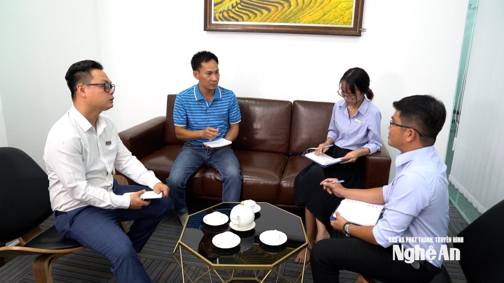 Trao đổi cùng các cộng sự ở Thế Giới Giấy.