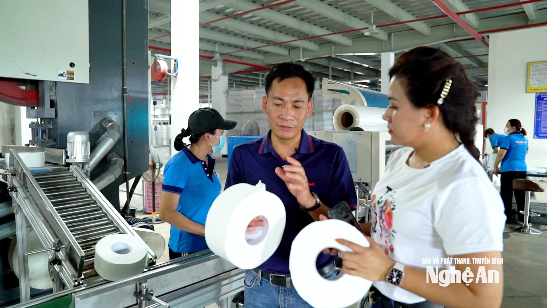 Trao đổi với Phóng viên Báo và Phát thanh Truyền hình Nghệ An.