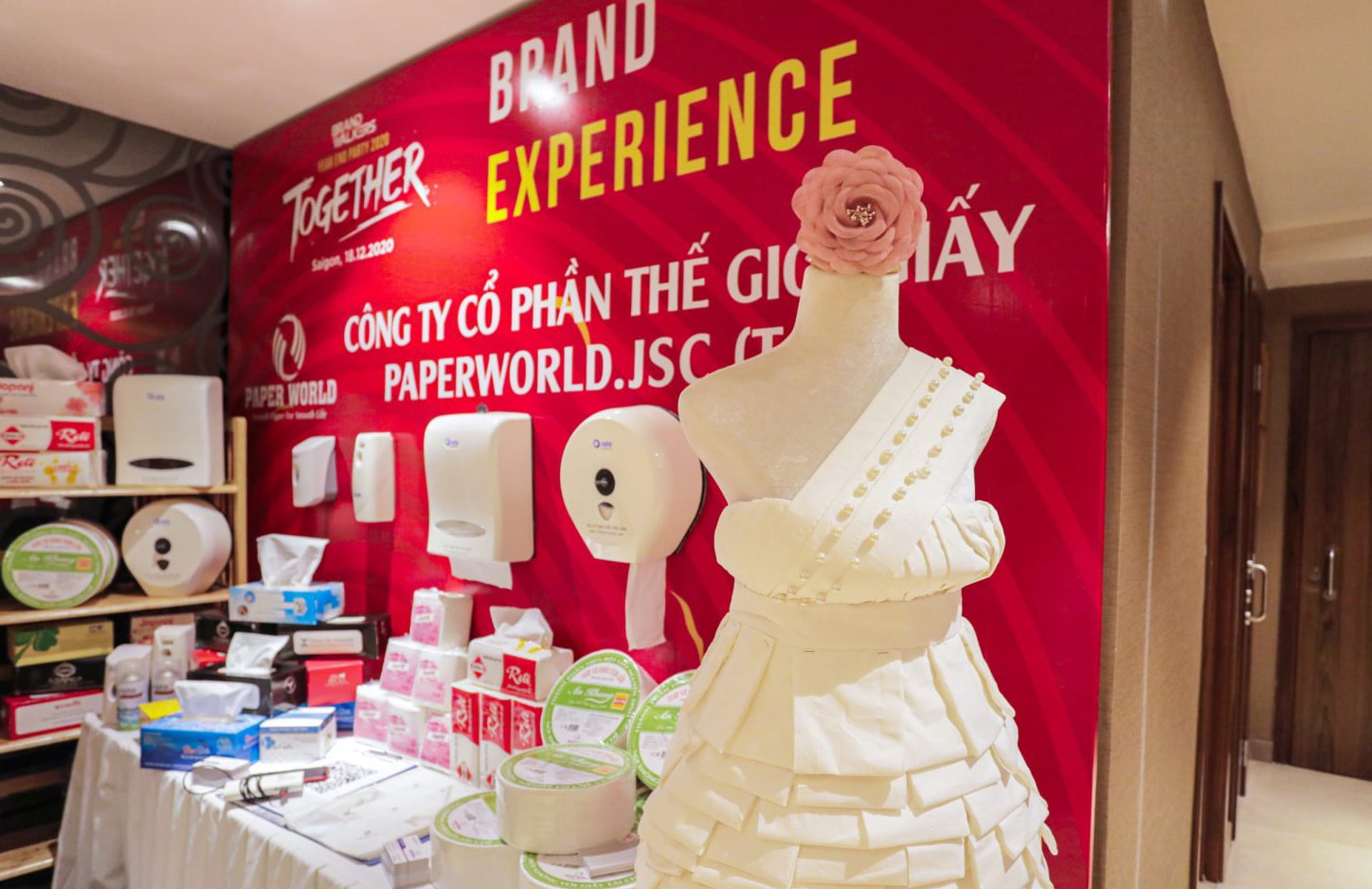 Các sản phẩm phong phú của Thế Giới Giấy được trưng bày tại một sự kiện của Brand Walkers cộng đồng – Cựu học viên Plato.