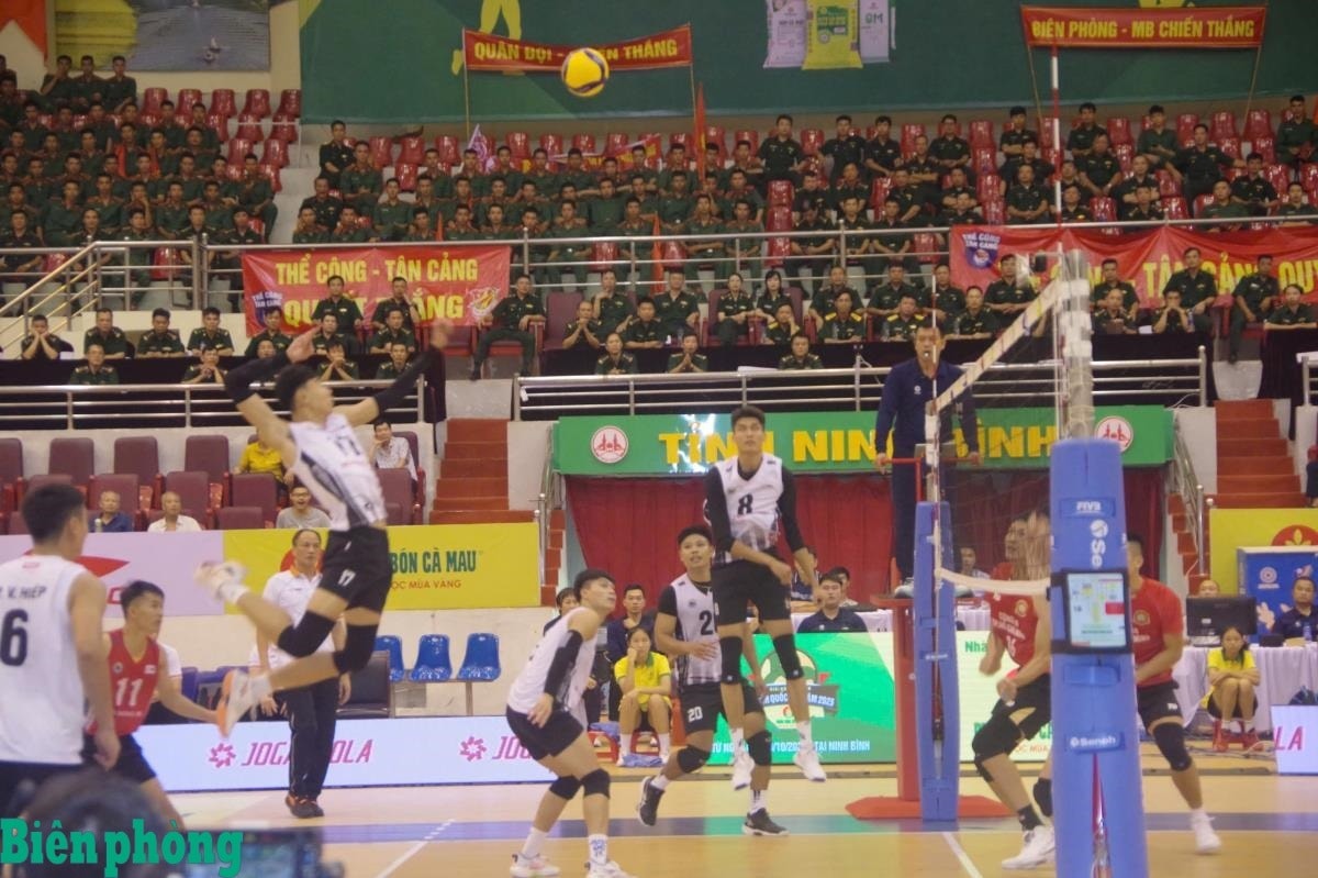 Các vận động viên đội bóng chuyền nam Biên phòng MB chủ động chơi tấn công áp đảo đối thủ ngay từ đầu trận. Ảnh- Thu Minh