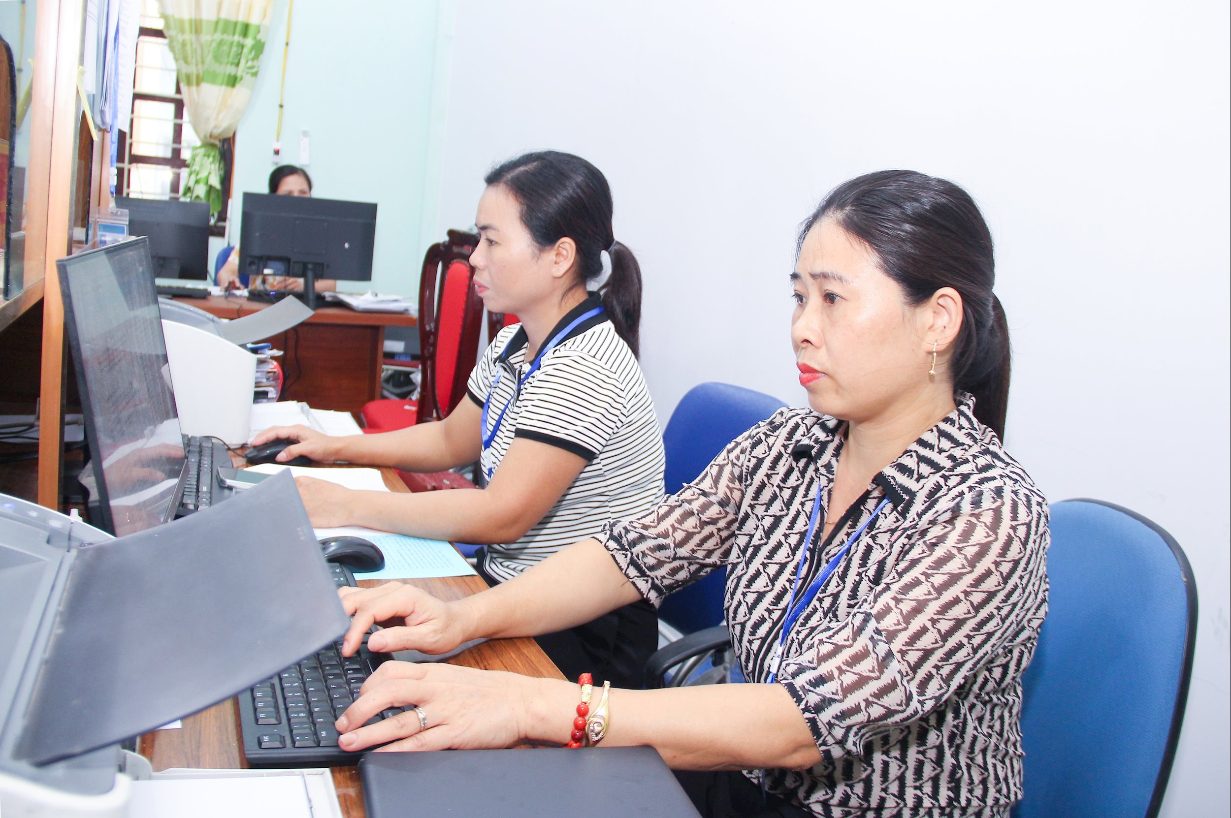 Cán bộ, công chức xã Minh Châu trong giờ làm việc. Ảnh Mai Hoa