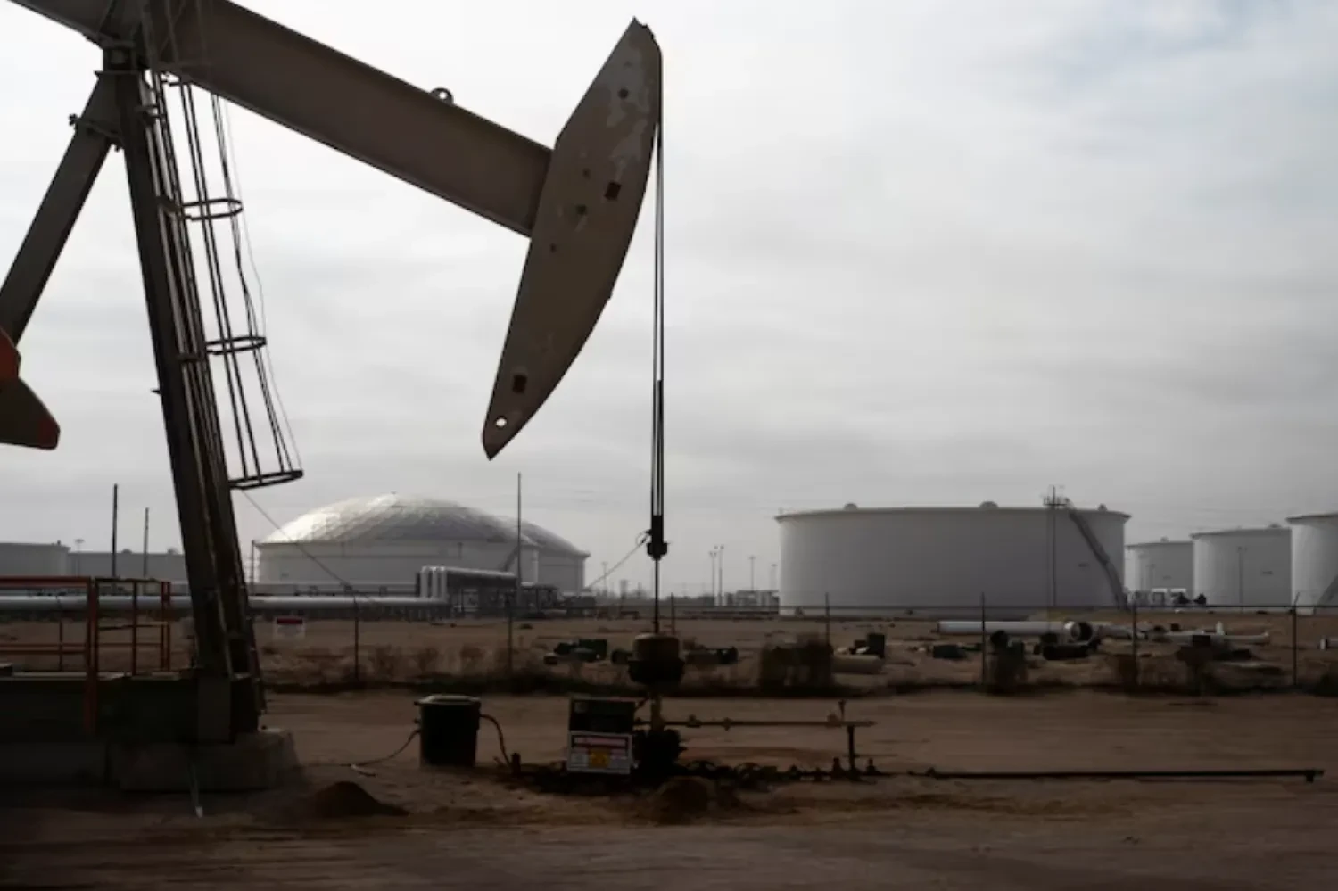 Gasoline prices today October 12, 2025: Sharp drop due to trade tensions