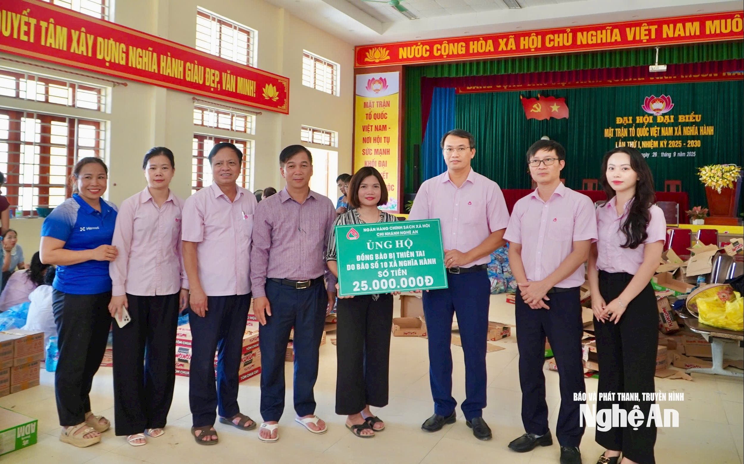 Ngân hàng CSXH ủng hộ người dân xã bij ảnh hưởng do mưa bão số 10