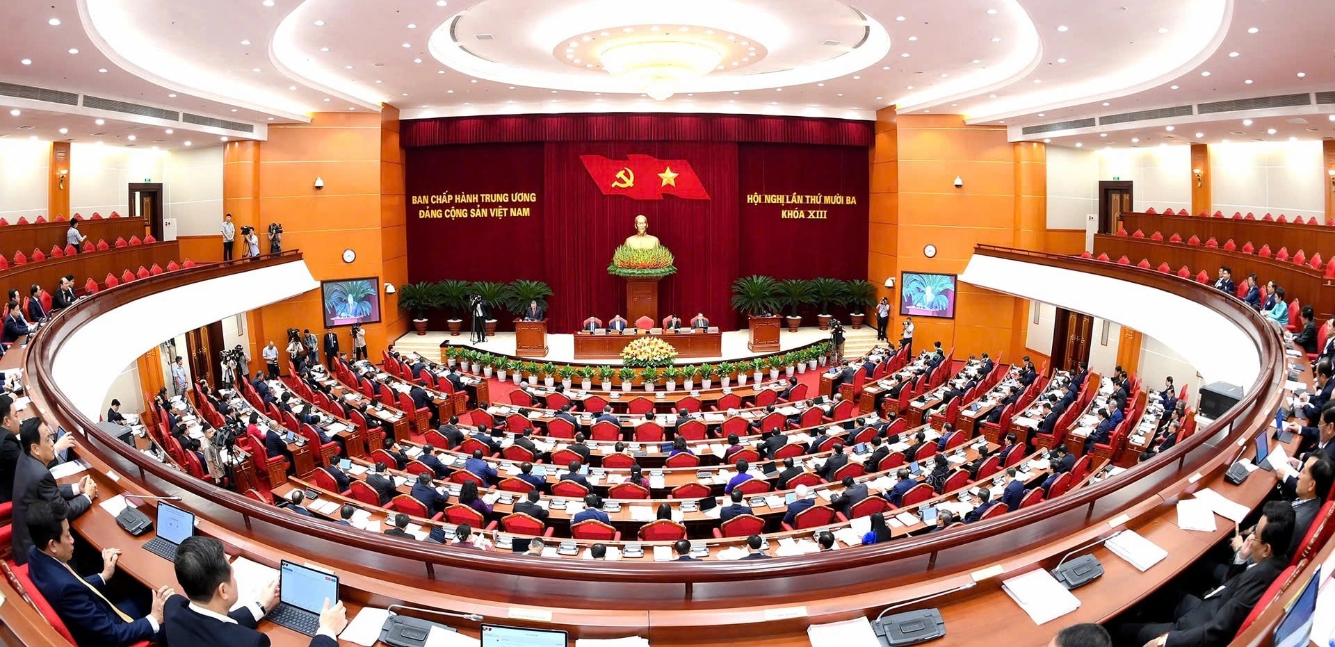 quang-canh-hoi-nghi-lan-thu-13-ban-chap-hanh-trung-uong-dang-khoa-xiii-anh-nhandan.jpg