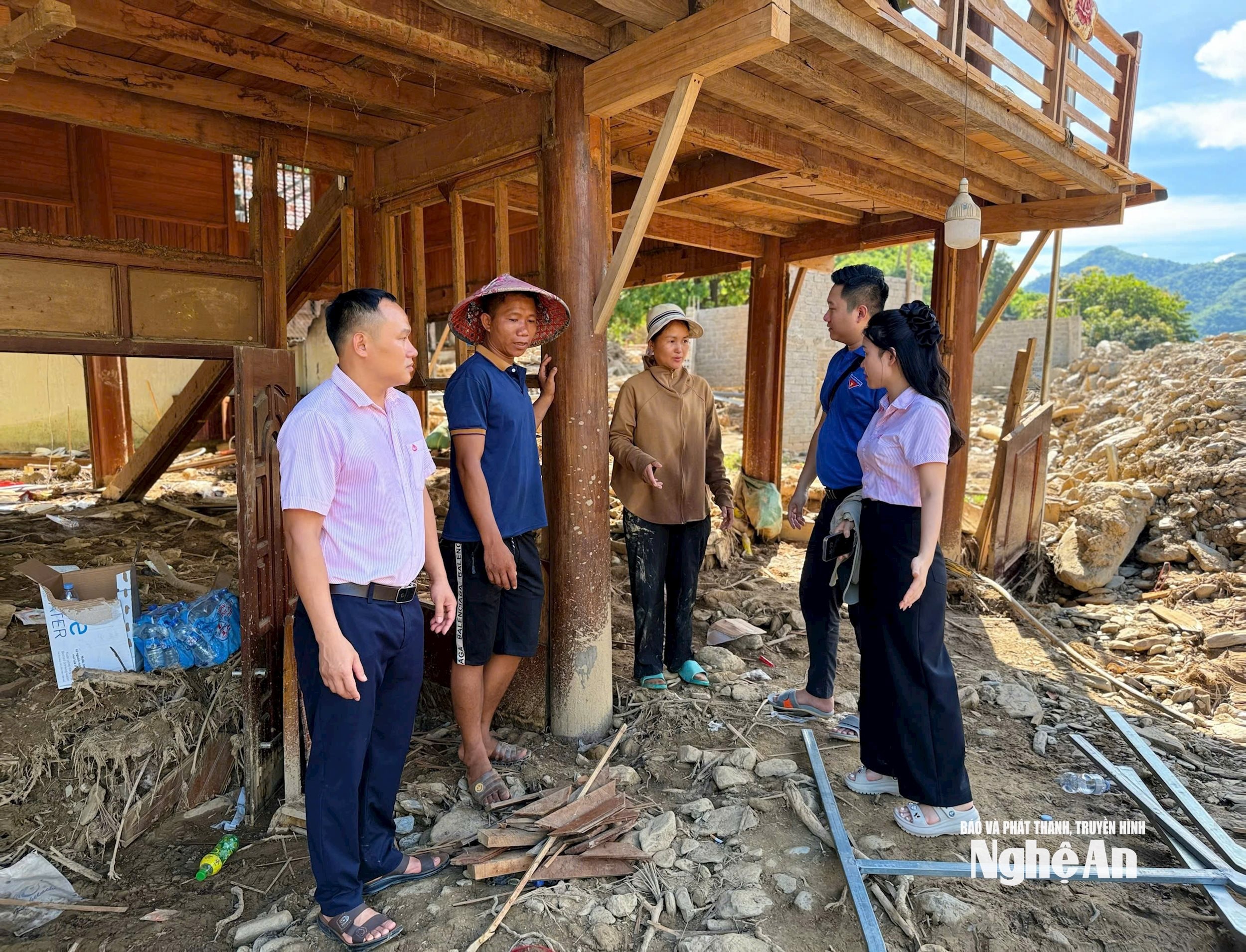 Sau mưa lũ, cuộc sống người dân miền tây Nghệ An bộ bề khó khăn