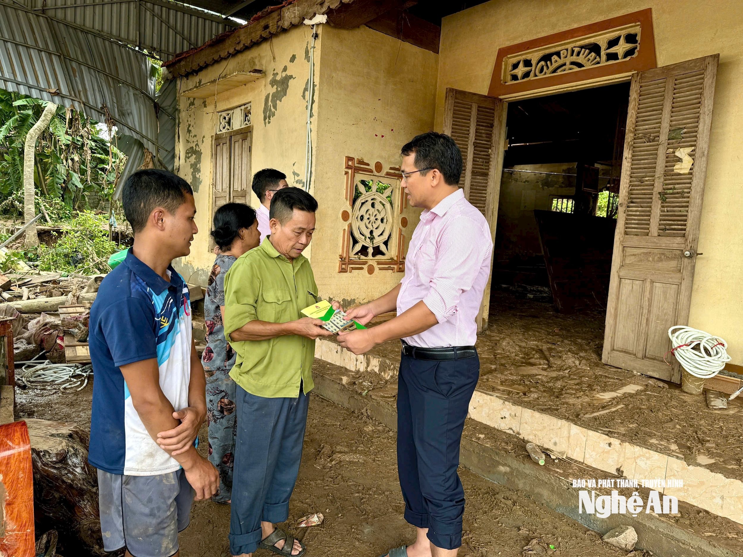 thăm hỏi người dân bị ảnh hưởng thiên tai