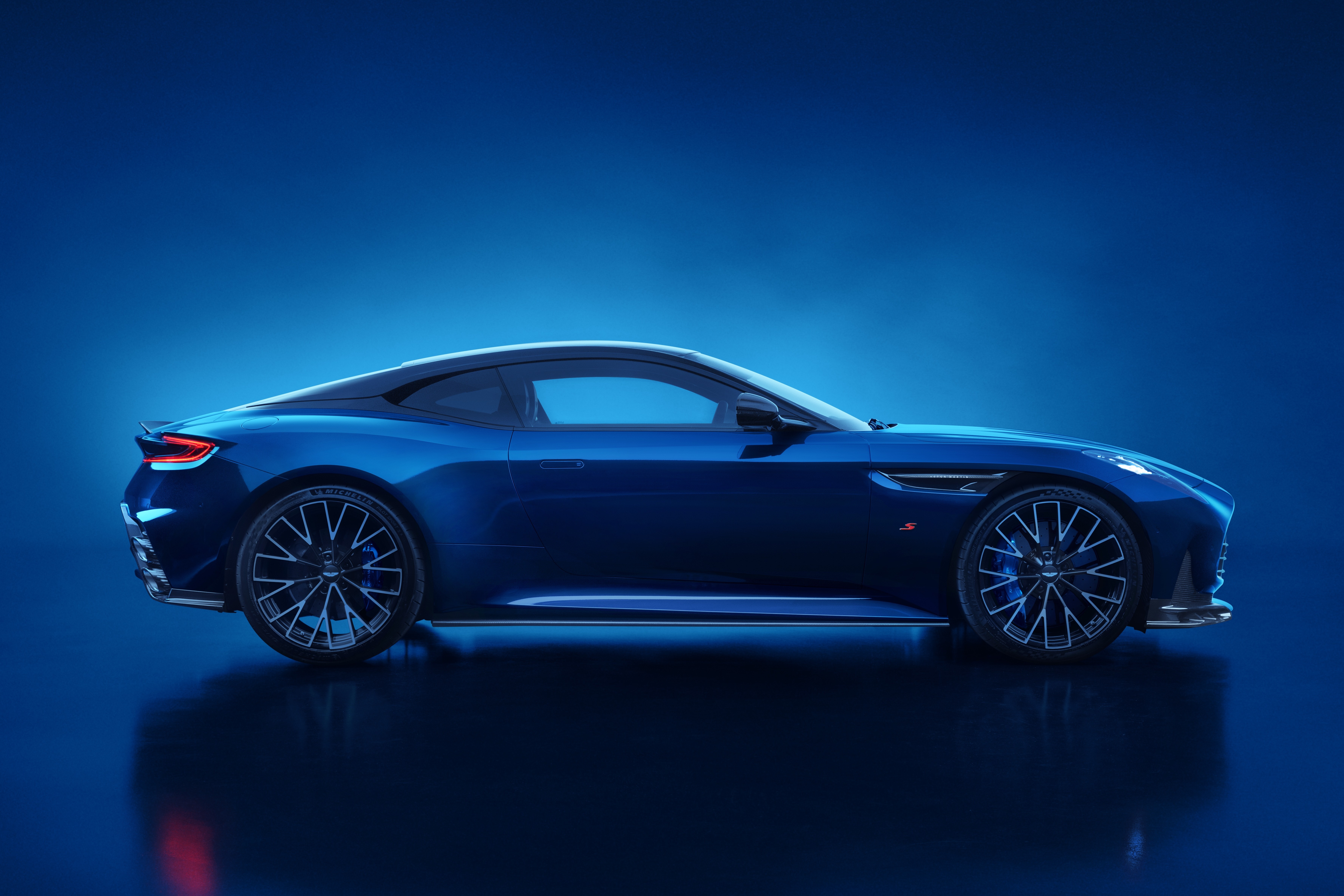 Phần đuôi xe Aston Martin DB12 S với cánh gió cố định và hệ thống ống xả kép đặt dọc.